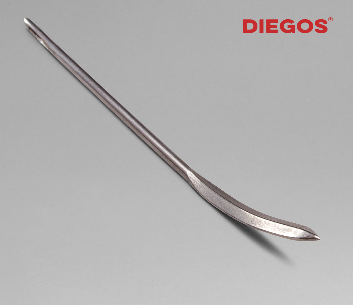 Long curved needle, very stong. Ideal for leather sails –